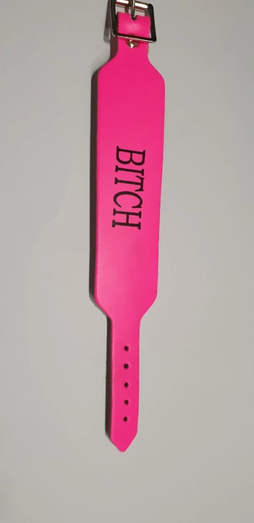 BITCH PRINT LEATHER WRISTBAND PINK