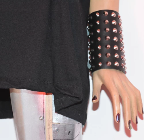 7 ROW CONICAL LEATHER WRISTBAND - BLACK