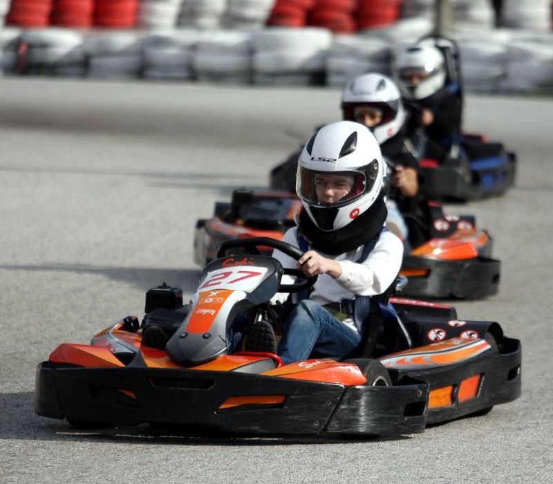 8΄ οδήγηση Kart 200cc για 1 παιδί από 6 έως 12 ετών!