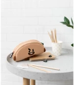 Λούτρινη Κασετίνα Βαρελάκι με 1 Θήκη BTS Shooky 1τμχ Καφέ MARE0127