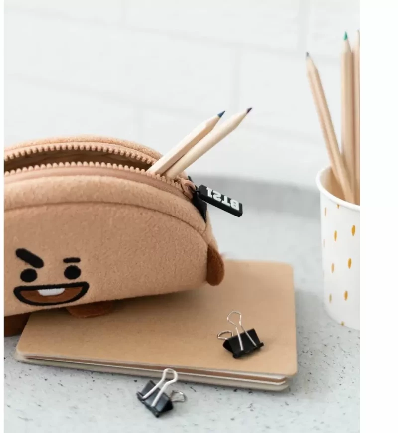 Λούτρινη Κασετίνα Βαρελάκι με 1 Θήκη BTS Shooky 1τμχ Καφέ MARE0127