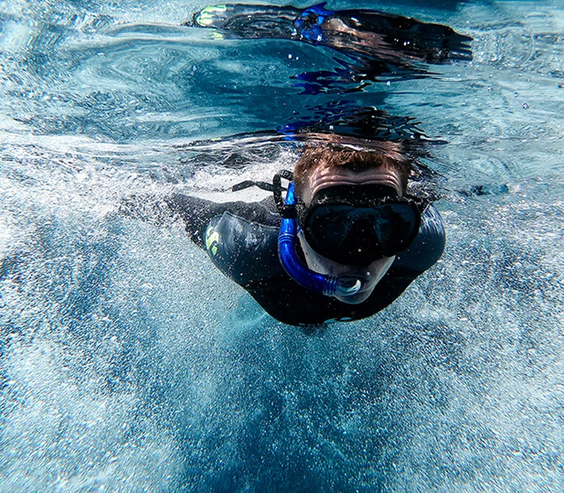 4ωρο snorkeling κοντά στο ηφαίστειο Σαντορίνης, για 3 άτομα!