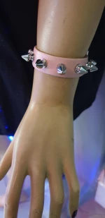 Χειροποίητο Δερμάτινο Περικάρπιο Wristband με Καρφιά - Ροζ