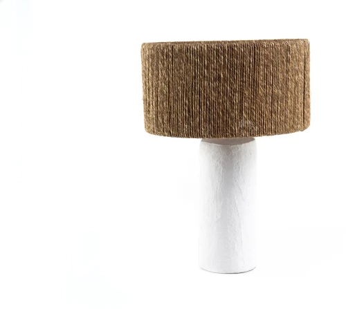 Brava επιτραπέζιο φωτιστικό με βάση από papier mache και ψάθινο αμπαζούρ από seagrass 38x49 εκ