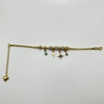 Βραχιόλι με λαμπερά charms και χάντρες από ανοξείδωτο ατσάλι.