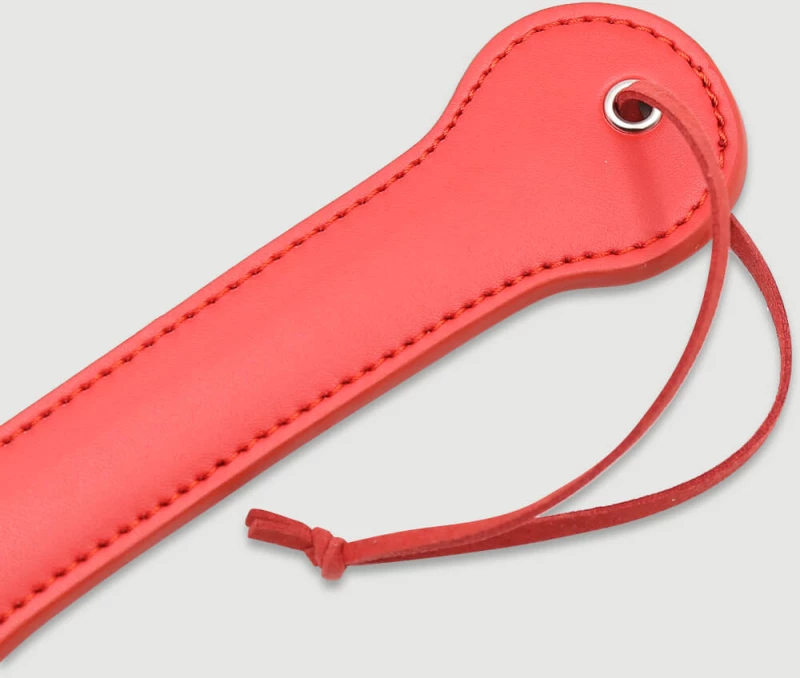 Δερμάτινο Paddle Με Χάραξη BITCH Domme Series Leather Paddle With BITCH Cutout – Κόκκινο