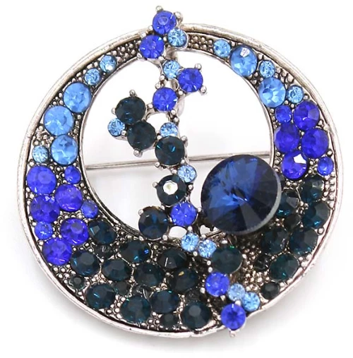 LAPEL PIN ΚΑΡΦΙΤΣΑ στρόγγυλη από μέταλλο σε ασημί χρώμα με μπλε ρουά στρας.
