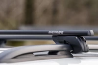 MENABO ΜΠΑΡΕΣ ΟΡΟΦΗΣ ΑΛΟΥΜΙΝΙΟΥ SHERMAN XL BLACK 135 cm ΣΕ ΜΑΥΡΟ ΧΡΩΜΑ ΓΙΑ Isuzu Hi-Lander (TBR541) 5 doors 2000> ΜΕ RAISED RAILS (Παράλληλες Μπάρες με Κενό) - 2 ΤΕΜ. (12290/MB)