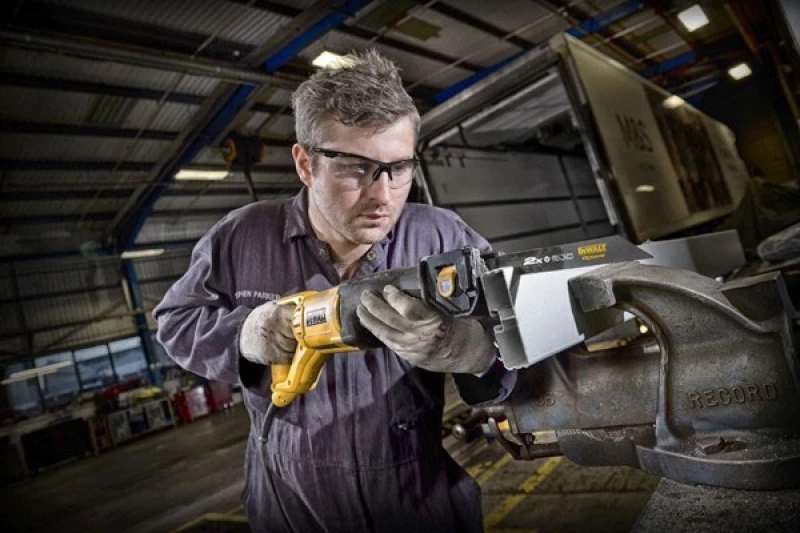 Dewalt Σπαθοσέγα DWE305PK 1100W
