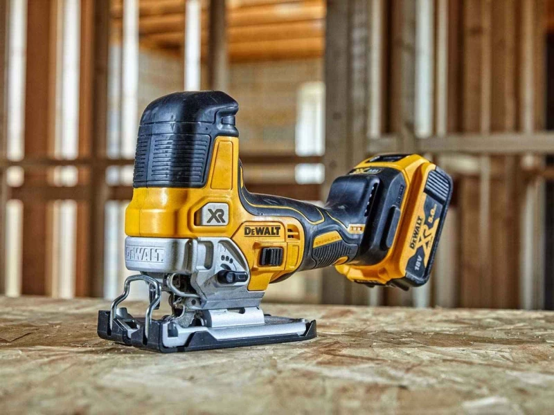 Dewalt Σέγα DCS335N 18V Solo