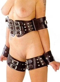 BDSM Δερμάτινο σετ δεσίματος με ζώνη και λουριά για τα πόδια.