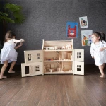Plan Toys Βικτωριανό Κουκλόσπιτο