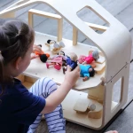 Plan Toys Μοντέρνο Κουκλόσπιτο