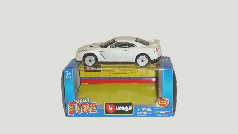 Bburago 1:43 Street Fire