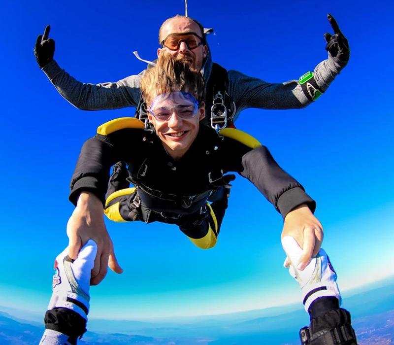 Tandem skydiving από τα 8.000 πόδια +Video +100 Photos για 1