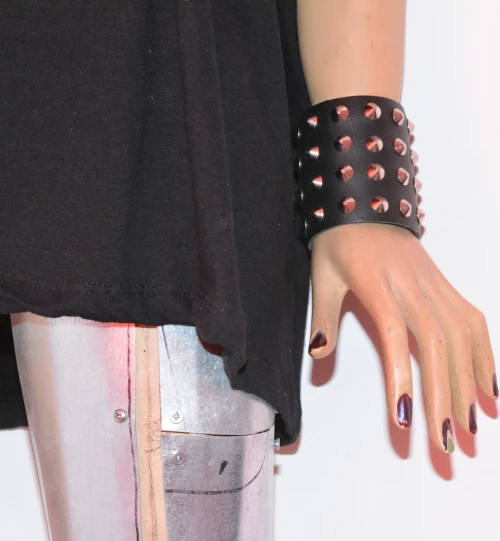 4 ROW CONICAL LEATHER WRISTBAND - BLACK