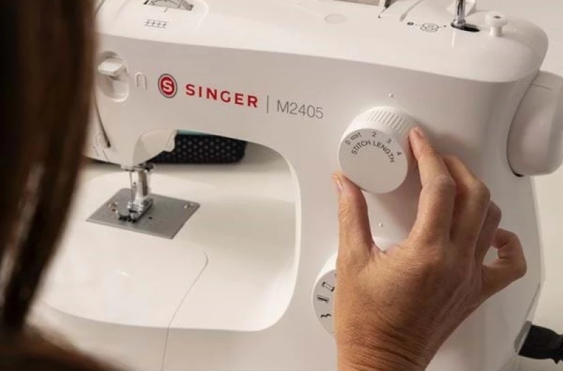 Singer M2405 Mechanical Sewing Machine 70 W White