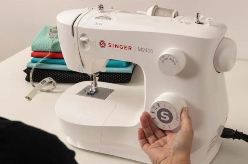Singer M2405 Mechanical Sewing Machine 70 W White